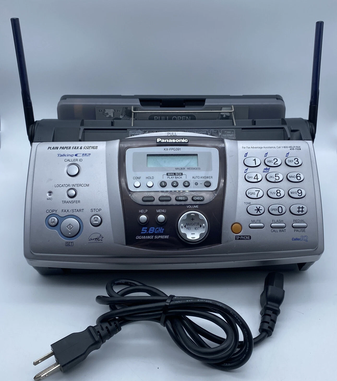 Fax Panasonic KX-FP9391 při pohledu zepředu s číselníkem, displejem a podavačem papíru