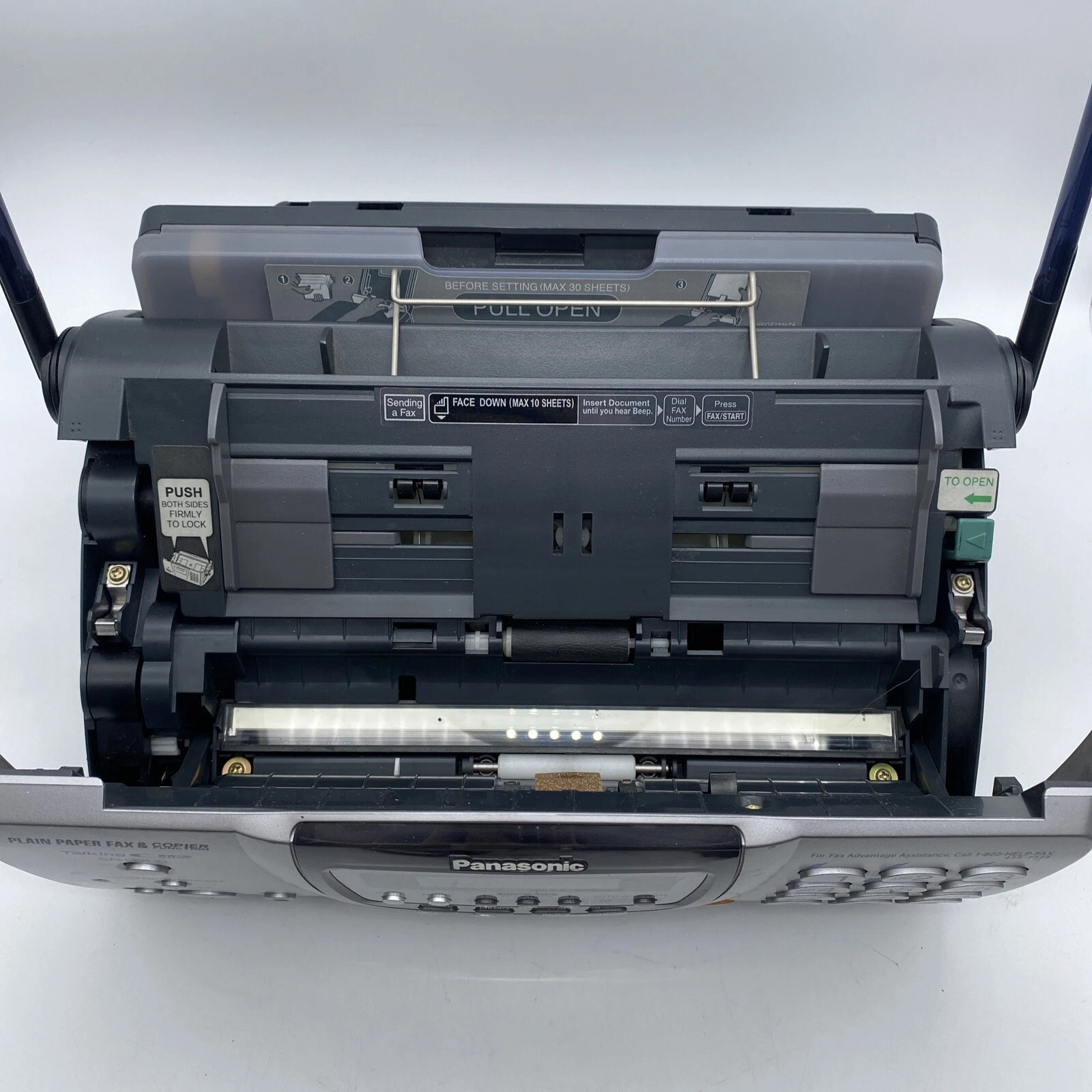 Otevřený fax Panasonic s odkrytou dráhou papíru, podavačem a transportními válečky