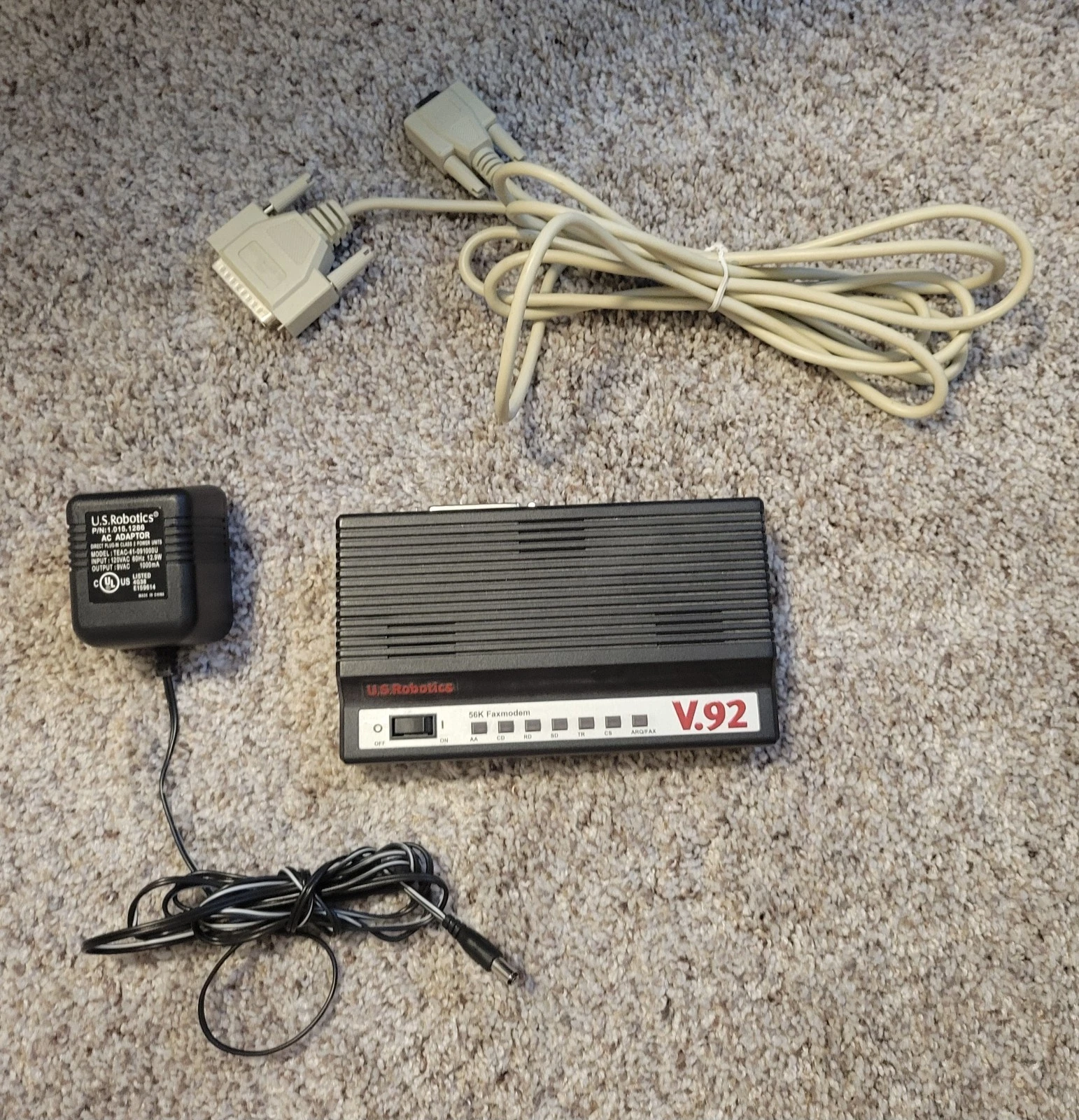 Externí modem U.S. Robotics 56K Faxmodem V.92 s napájecím zdrojem a sériovým kabelem